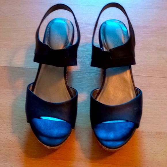 Women’s Wedges 2.5 inch heel size 9 - Picture 2 of 4